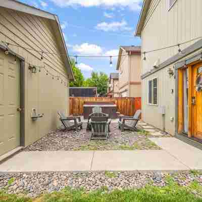 Downtown Sisters Suite - HOT TUB - Dog Friendly Hotel Exterior