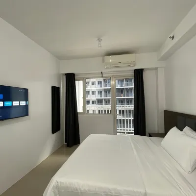 Shore - Spacious Room with Balcony 52D Hotels near SMX Convention Center