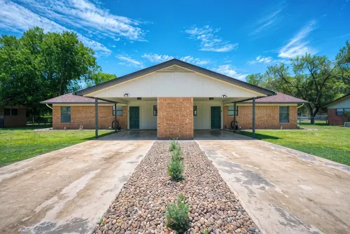 King & Queen Bed - Guadalupe Hip Haven - Near downtown New Braunfels!
