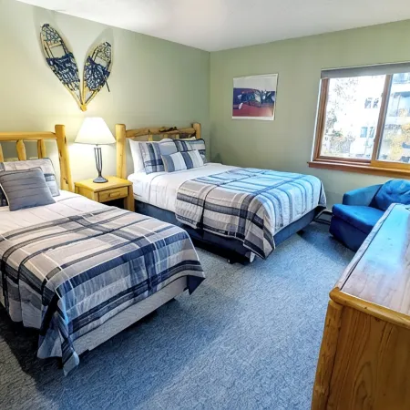 Remodeled Condo w/ FREE WiFi, Parking, Heated Pool, Hot Tubs, Skier Shuttles