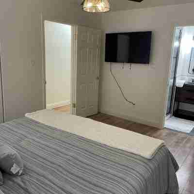 Charming 3-bedroom house with WiFi, AC in Modesto Rooms