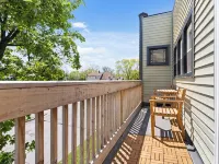 Charming 2BD W/ Parking 15 Mins from Downtown