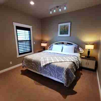 Serene Lake & Mountain View Retreat in Kettle Valley" Rooms