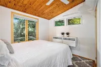 Charming Lake House Getaway - 3-Star