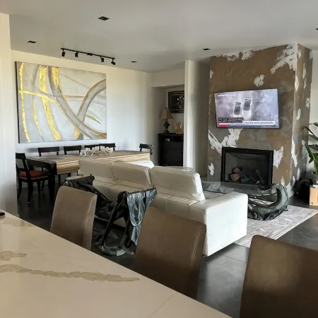 Modern 3-bedroom bungalow in peaceful Somers with great lake and mountain views