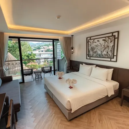 Peach Hill Hotel & Resort Отели рядом с достопримечательностью «Пляж Ката-Ной»
