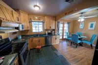 Northeast Heights Nest: Pet-Friendly, Cozy, and Convenient - บังกะโล