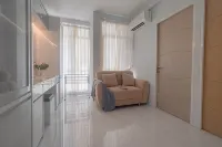 2BR near ITS University at Bale Hinggil Apartment By Travelio - 2 étoiles