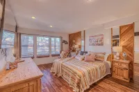 Mary's Patio. 4 bedroom condo w/ 3 living areas and 3 decks in beautiful Ruidoso - 4-Star