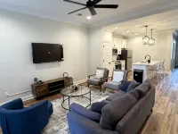 3-bedroom townhome in the Hart of Broussard Hoteles en Broussard