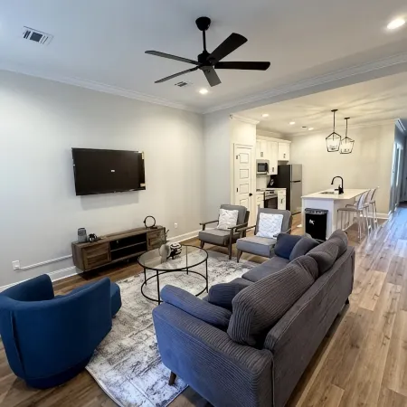 3-bedroom townhome in the Hart of Broussard Отели в г. Брассард