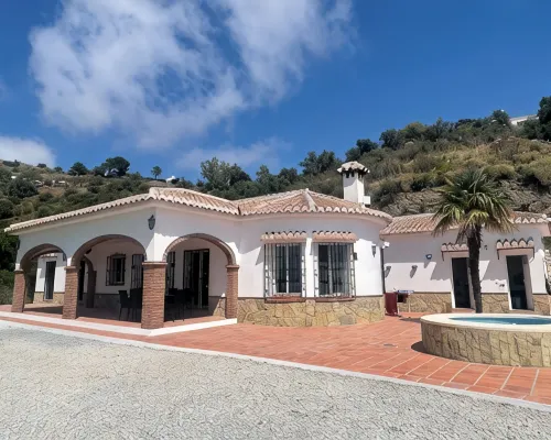 Andalusian detached villa with pool, sea & mountain views, and stunning sunsets Hotels in Competa