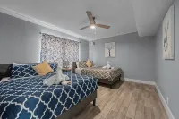Chic & Stylish 2-Bedroom Apartment with Free Parking - Condos