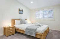 Spacious 4BR Riverfront Getaway in Taren Point - Bungalow