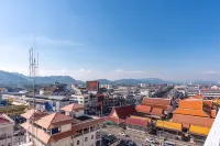 City Beach Resort - Mountain view