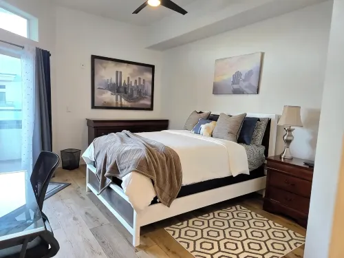 Luxury Charming 2-bedroom condo in Tempe Town Lake , pool, gym, car garage WiFi - balcony