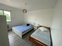 Sea view villa, sleeps 4. Hotele w: Asnelles