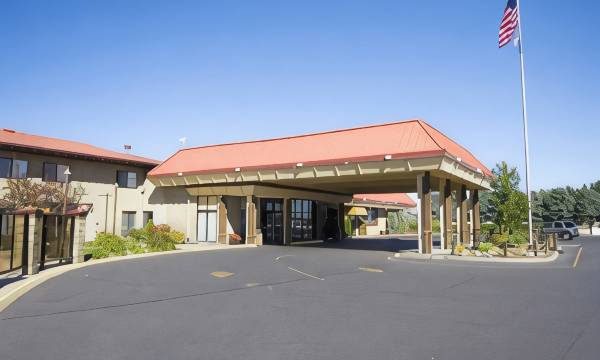 Best Western Plus Lake Front Hotel