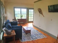 Serene, sun splashed cottage アディソンのホテル