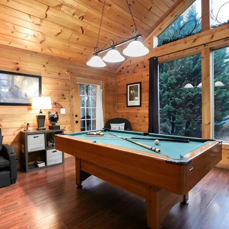 Helen Mountaintop Couples Retreat~Hot Tub~Sauna~King Bed~Pool Table