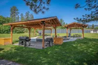 5Br/3BA Waterfront & 2 Pools on Property Escape-Walkable to Downtown Sandpoint!