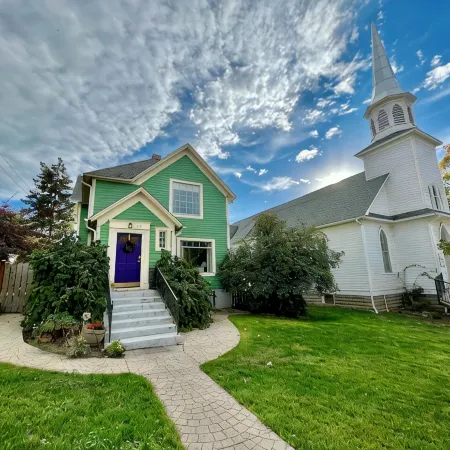 Downtown Historic Home. One block to downtown, cozy gathering place!