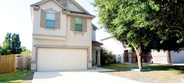 Charming 3-bedroom 6 beds. 2.5 bath. Pools access house with WiFi and AC in Kyle カイルのホテル