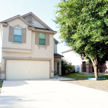 Charming 3-bedroom 6 beds. 2.5 bath. Pools access house with WiFi and AC in Kyle