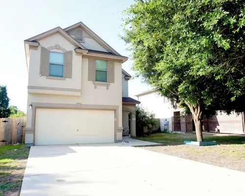 Charming 3-bedroom 6 beds. 2.5 bath. Pools access house with WiFi and AC in Kyle Hotels in Kyle