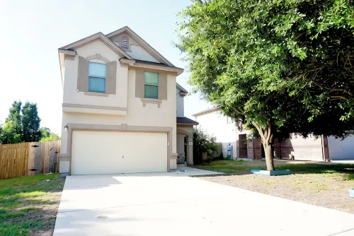 Charming 3-bedroom 6 beds. 2.5 bath. Pools access house with WiFi and AC in Kyle