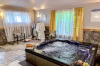 5 BR Luxury Escape with Hot Tub, Home Theater, Arcade, Min from Lake & Slopes - Villas