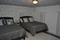 5 Minutes to Peek n Peak, on Site Private Hot Tub, Large Private Yard - Wifi