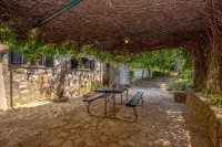 Kids friendly house with large private, fenced garden, pool, 1km beach - 3성급