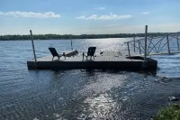 Awesome 3 Bedroom River Front Retreat right on the water! - Homestays