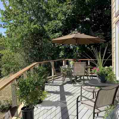 River view & 5 minute walk to downtown! Hotel Exterior