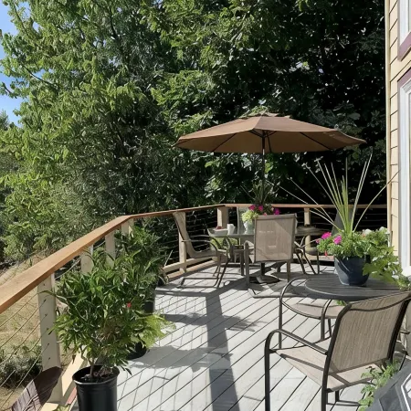 River view & 5 minute walk to downtown!