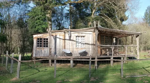 Cabane sur Pilotis au Bord de L'eau