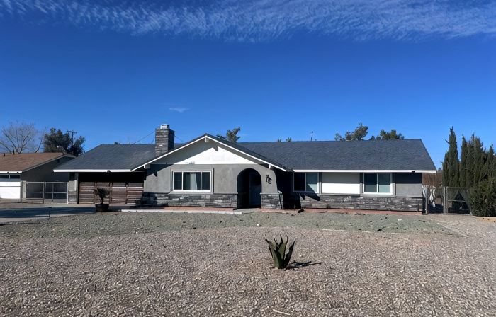 3-bdrm house in charming Apple Valley w/ WiFi, AC, encl'd patio, & large yard.