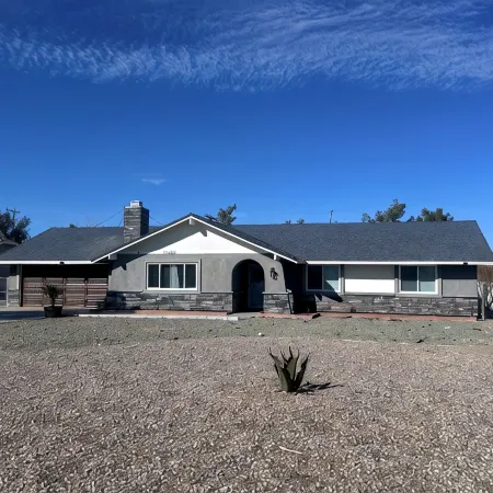 3-bdrm house in charming Apple Valley w/ WiFi, AC, encl'd patio, & large yard.