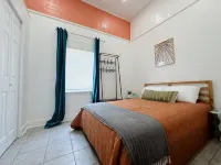Brightside Bungalow - Minutes from beach, 3 full baths, and a comfy patio! - Bungalows
