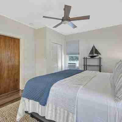 Beautifully renovated 2 Bedroom, 1st Floor apt -Greenport Village, Walk to town! Rooms