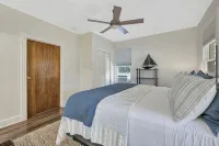 Beautifully renovated 2 Bedroom, 1st Floor apt -Greenport Village, Walk to town!