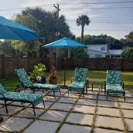 Suite A - 3 minutes walk to Center of Folly Beach, across from beach-1 Room