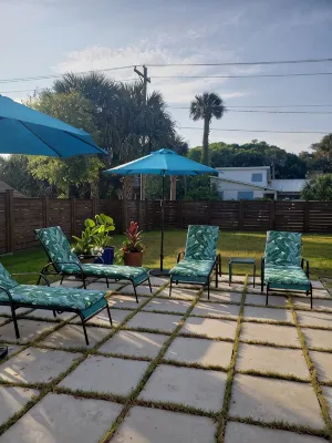 Suite A - 3 minutes walk to Center of Folly Beach, across from beach-1 Room