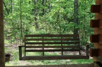 Almost Heaven 1BR Cabin: Romantic Retreat with Hot Tub - Feriehus