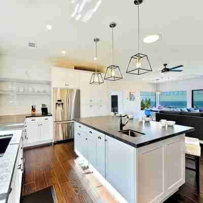 Newly renovated, light/bright San Diego home with a big ocean view over the pool Others