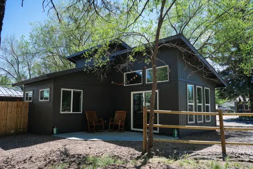 Heart of Flagstaff yet quiet and private. Backs Forest Service. - Bungalows