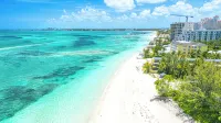 4-bedroom House with private Pool - walking distance to Baha Mar and Beach