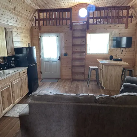 Red cabin close to University of Central Missouri and Whiteman AF Base
