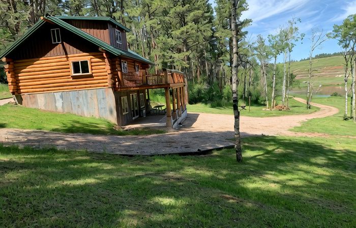 The Perfect 'Get Away' Beautifully Crafted Log Cabin On Private Reservoir